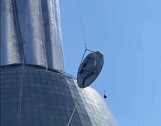 dekomunizatsiya-batkivschini-materi-demontuvali-serp-ta-molot