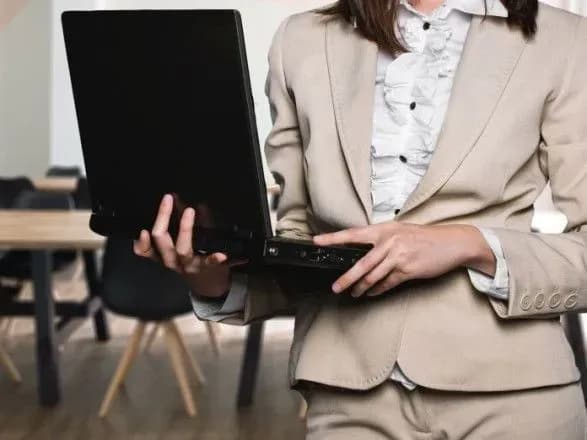 den-samotnikh-pratsyuyuchikh-zhinok-den-narodzhennya-shampanskogo-scho-sche-mozhna-vidznachiti-4-serpnya