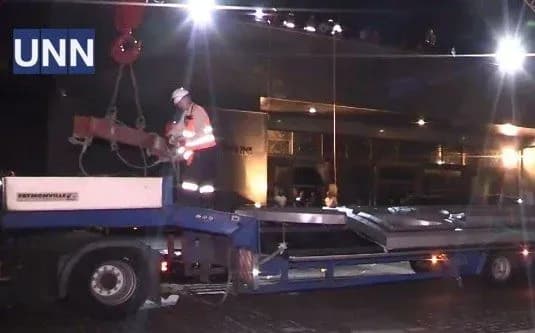 trizub-privezli-do-monumenta-batkivschina-mati