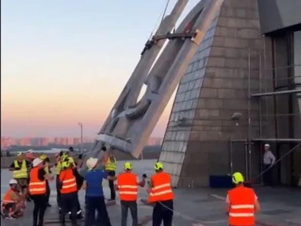 u-kiyevi-startuvav-pershiy-etap-pidnyattya-trizuba-na-monument-batkivschina-mati