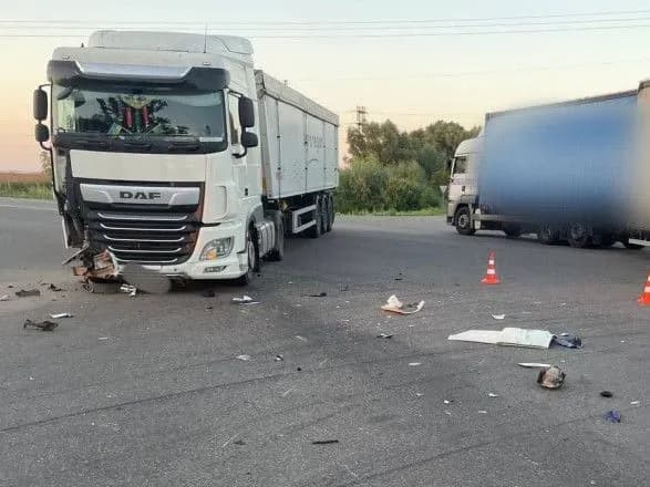 pid-kiyevom-stalas-dtp-za-uchasti-mototsikla-ta-vantazhivki-ye-postrazhdaliy