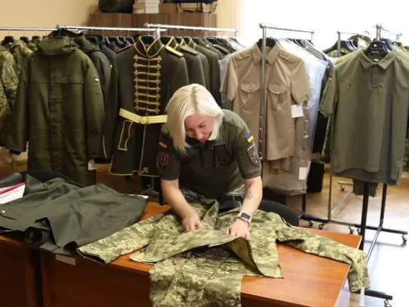 maye-visim-rozmiriv-a-sche-yiyi-mozhna-nositi-pid-chas-vagitnosti-u-minoboroni-rozpovili-detali-pro-litnyu-zhinochu-formu