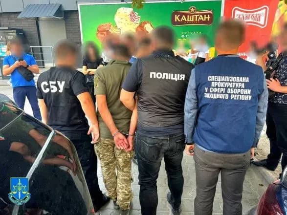 na-khmelnichchini-pratsivnik-viyskkomatu-za-4500-dolariv-obitsyav-vidmazati-viyskovozobovyazanogo-vid-prizovu