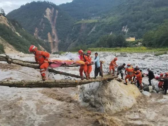 u-kitayi-cherez-zsuvu-gruntu-zaginula-21-lyudina