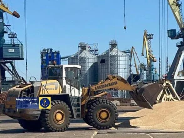 okupanti-z-mariupolya-vivezli-sche-1-5-tisyachi-tonn-zerna-andryuschenko