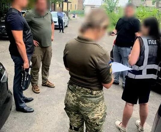 dopomagala-ukhilyatisya-vid-prizovu-na-lvivschini-posadovtsyu-ttsk-pidozryuyut-v-oderzhanni-khabarya