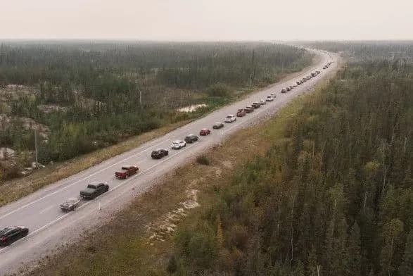 u-kanadi-cherez-lisovi-pozhezhi-evakuyuvali-20-000-zhiteliv-yellounayfa