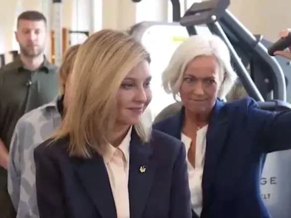 zelenska-vidvidala-u-shvetsiyi-reabilitatsiyniy-tsentr-de-likuyut-ukrayinskikh-viyskovikh