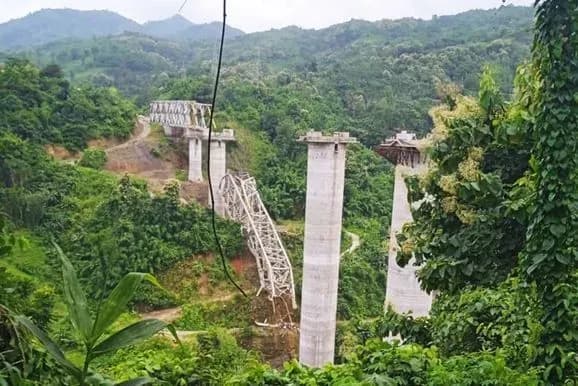 v-indiyi-vnaslidok-obvalennya-zaliznichnogo-mostu-zaginuli-schonaymenshe-26-lyudey