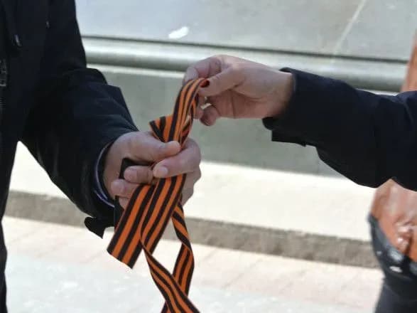 v-estoniyi-oshtrafuvali-cholovika-na-400-yevro-za-georgiyivsku-strichku