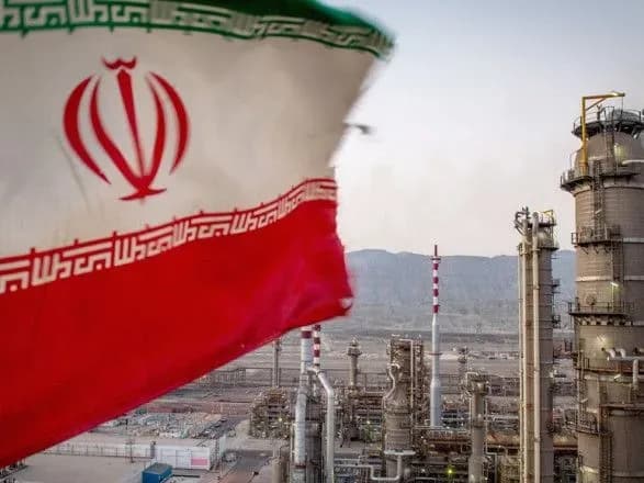 iran-domovivsya-pro-pomyakshennya-sanktsiy-zi-ssha-tse-dozvolit-konkuruvati-z-rosiyeyu-na-aziatskikh-naftovikh-rinkakh-bloomberg