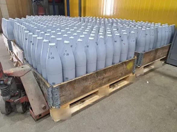 v-ukrayinu-dopravili-pershi-kilka-tisyach-122-mm-snaryadiv-vigotovlenikh-spilno-iz-yevropartnerami