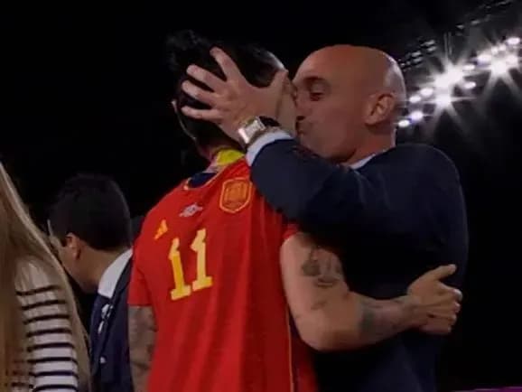 mati-vidstoronenogo-prezidenta-federatsiyi-futbolu-ispaniyi-luyisa-rubialesa-zachinilas-u-tserkvi-ta-ogolosila-goloduvannya