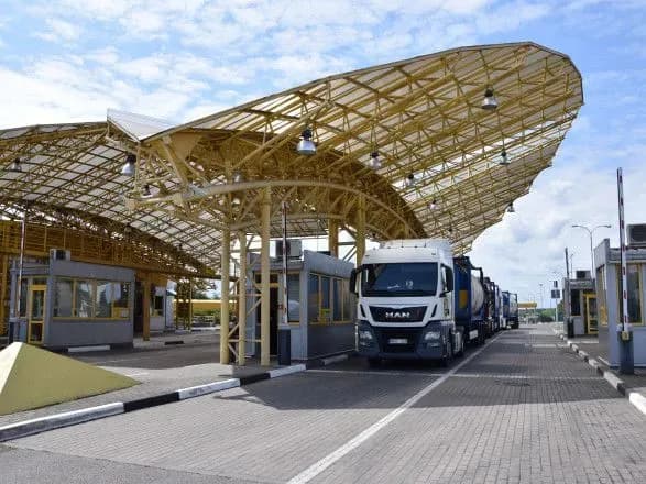 ochikuvannya-2-3-dobi-posileniy-veterinarniy-kontrol-z-boku-polschi-zatrimuye-ukrayinskiy-agroeksport