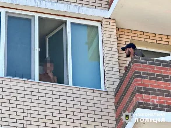 cholovik-na-odeschini-pogrozami-utrimuvav-v-kvartiri-zhinku-i-ditinu-yogo-zatrimali