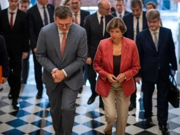 kuleba-poradiv-ozirnutisya-nazad-u-vidpovid-na-golosi-pro-potrebu-domovitisya-z-putinim