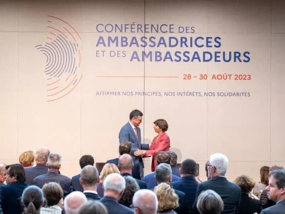 kuleba-u-frantsiyi-rozpoviv-istoriyu-zvilnennya-robotinogo