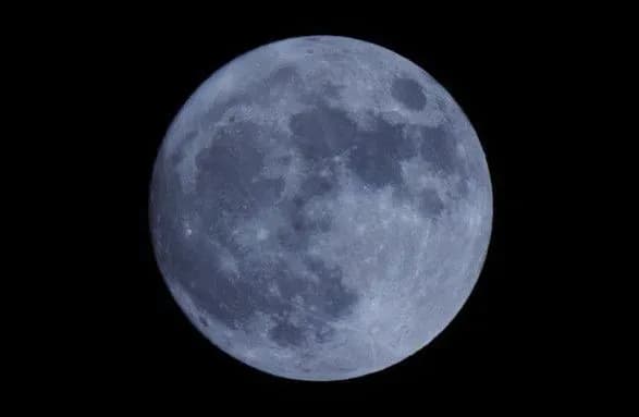 blakitniy-supermisyats-u-sviti-pobachili-ridkisne-vidovische