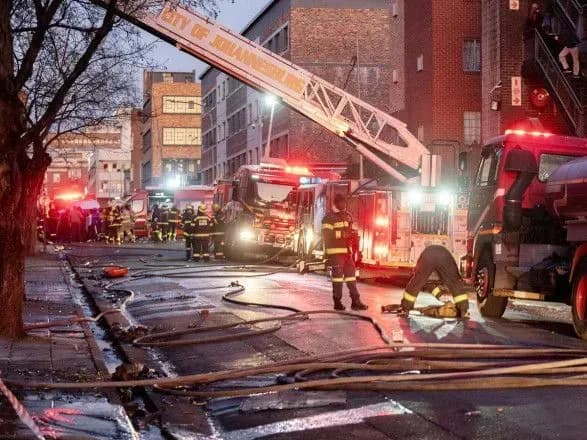 schonaymenshe-52-lyudini-zaginuli-cherez-pozhezhu-v-bagatopoverkhivtsi-v-pivdenniy-afritsi