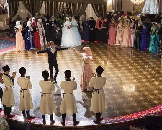 strimke-znetsinennya-rosiyskogo-rublya-vdarilo-po-vesilnim-zvichayam-chechentsiv