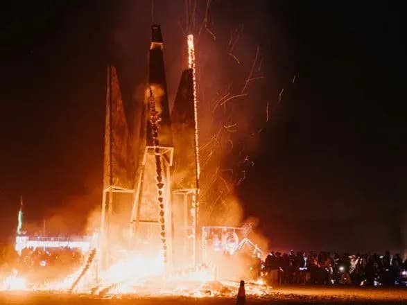 na-burning-man-prezentuvali-ukrayinsku-instalyatsiyu-ptakha-feniksa