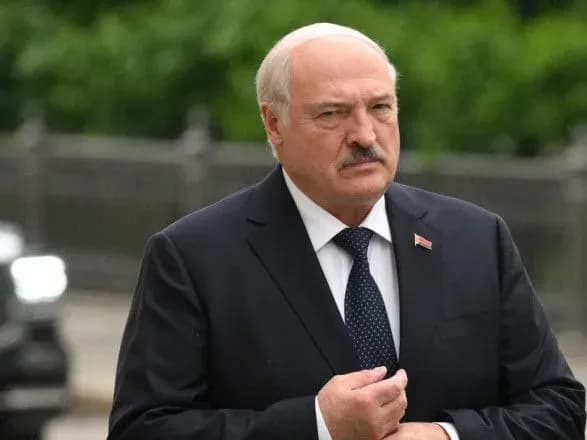 lukashenko-zaboroniv-bilorusam-yaki-viyikhali-za-kordon-vidavati-pasporti