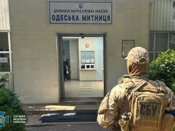 vikrito-koruptsiyni-skhemi-v-podatkoviy-sluzhbi-ta-na-trokh-oblasnikh-mitnitsyakh-sbu