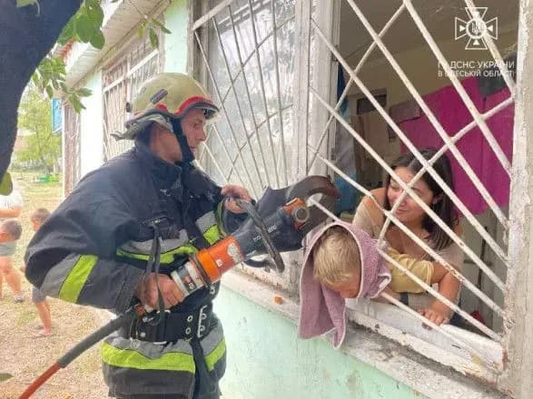 zastryag-u-reshittsi-vikna-na-odeschini-vryatuvali-7-richnogo-khlopchika