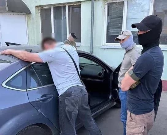 vimagali-groshi-za-posvidchennya-shkipera-torgovelnogo-sudna-khabarnikiv-zatrimano