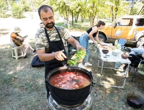 mayzhe-pivmilyona-griven-na-pidtrimku-zsu-zibrali-pid-chas-blagodiynogo-festivalyu-borschu-na-kiyivschini