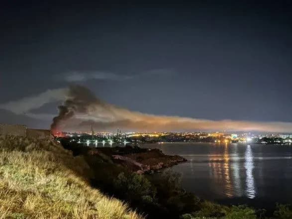 nichna-ataka-u-sevastopoli-u-rosiyi-zayavlyayut-pro-poshkodzhennya-pidvodnogo-chovna-ta-desantnogo-korablya