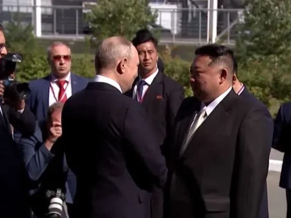 kim-chen-in-i-putin-potisli-ruki-na-kosmodromi-skhidniy