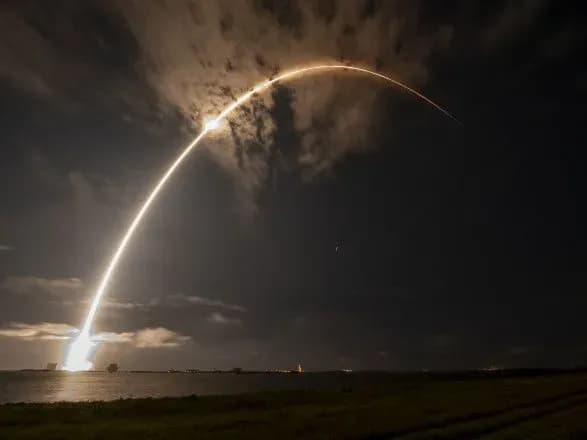 spacex-zdiysnila-zapusk-na-orbitu-chergovoyi-partiyi-suputnikiv-starlink