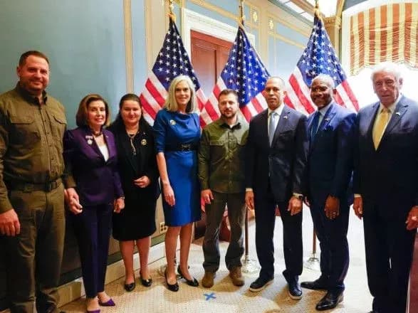 zelenskiy-zustrivsya-z-amerikanskimi-posadovtsyami-obgovorili-situatsiyu-na-poli-boyu-ta-oboronni-potrebi-ukrayini