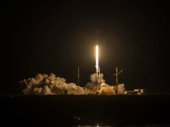 kompaniya-ilona-maska-vivela-na-orbitu-sche-22-suputniki-starlink