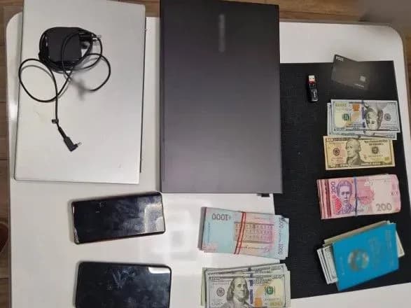 kiberpolitsiya-vikrila-organizovanu-grupu-shakhrayiv-yaki-zaroblyali-na-pratsevlashtuvanni-lyudey-za-kordonom