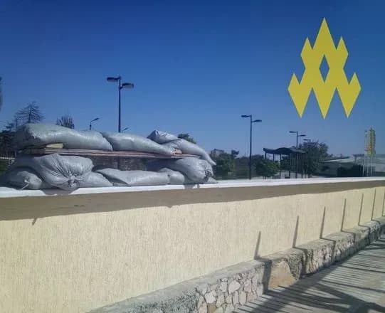 okupanti-gotuyutsya-oboronyati-plyazhi-yevpatoriyi-na-naberizhnu-v-chotirokh-tochkakh-prinesli-kilka-mishkiv-z-piskom