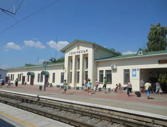 v-genichesk-ta-skadovsk-rosiyani-privezli-svoyikh-suddiv-robotu-pochali-z-privlasnennya-mayna