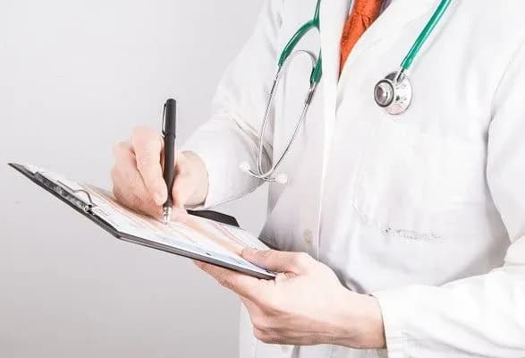 poslugi-derzhavnikh-ta-komunalnikh-zakladiv-zalishatsya-bezoplatnimi-ekspert-poyasniv-sut-zakonoproyektu-dlya-medreformi