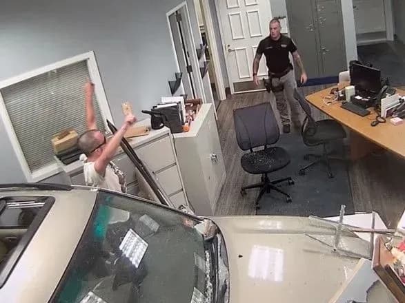 u-ssha-cholovik-protaraniv-dilnitsyu-politsiyi-na-avto