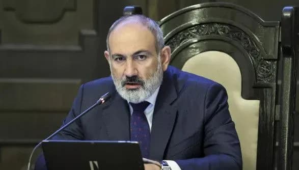 pashinyan-virushit-na-samit-u-granadu-nezvazhayuchi-na-vidmovu-aliyeva