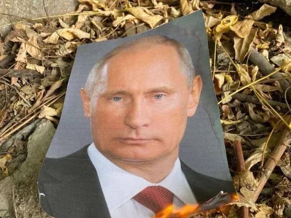 ukrayintsi-na-okupovanikh-teritoriyakh-iz-vognikom-vidznachayut-den-narodzhennya-diktatora-putina