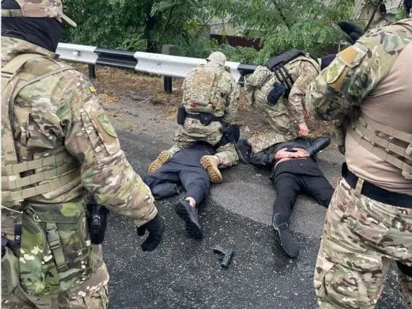 vimagali-11-tisyach-dolariv-v-batka-zagiblogo-viyskovogo-na-dnipropetrovschini-zatrimali-dvokh-zlovmisnikiv