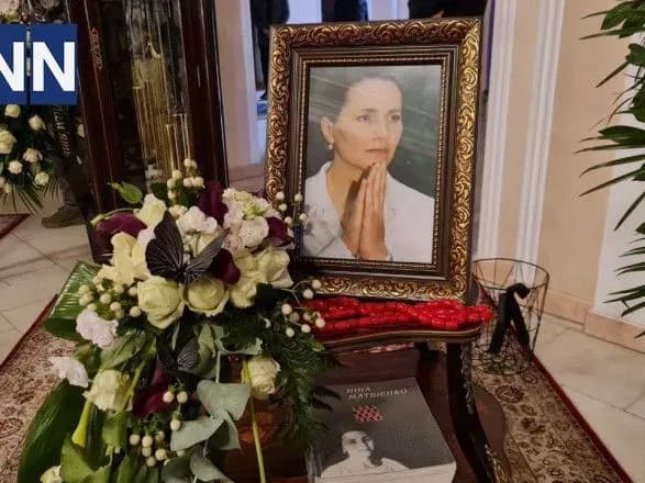 u-kiyevi-rozpochalosya-proschannya-z-ninoyu-matviyenko