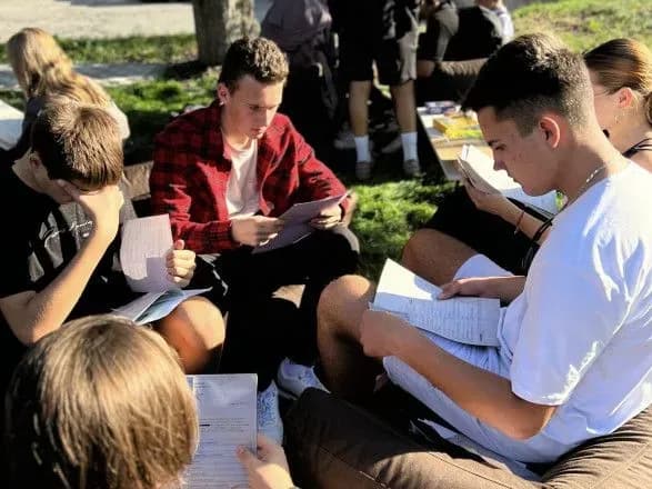 chas-diyati-mironivschino-na-cherkaschini-molod-oblashtuvala-vulichniy-prostir-z-meblyami-knigami-ta-nastilnimi-igrami