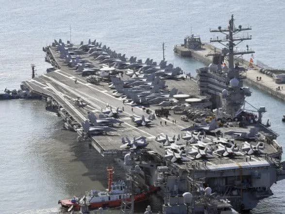 amerikanskiy-avianosets-pribuv-do-pivdennoyi-koreyi-na-tli-zagroz-kndr