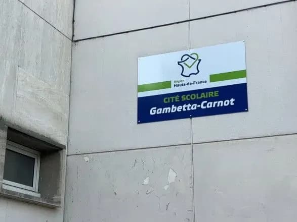 u-frantsiyi-cholovik-napav-na-shkolu-ta-vbiv-svoyu-kolishnyu-vchitelku