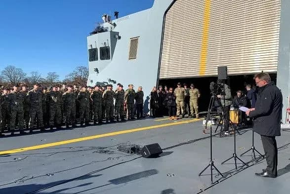 daniya-vidpravlyaye-fregat-do-skhidnogo-seredzemnomorya-na-tli-viyni-v-izrayili