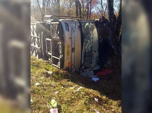 v-rf-turistichniy-avtobus-zletiv-u-kyuvet-ye-zagibli