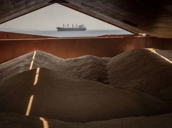 z-portiv-ukrayini-timchasovim-koridorom-vzhe-viyshli-32-sudna-bloomberg